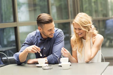 hoe weet je of iemand je aantrekkelijk vindt|7 Tekenen Dat Mensen Je Ongelooflijk Magnetisch En。